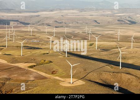 Aus der Vogelperspektive einer Gruppe ökologisch freundlicher Windgeneratoren, die die Landschaft von Idaho verwüsten. Stockfoto