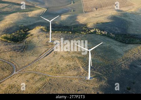 Aus der Vogelperspektive einer Gruppe ökologisch freundlicher Windgeneratoren, die die Landschaft von Idaho verwüsten. Stockfoto