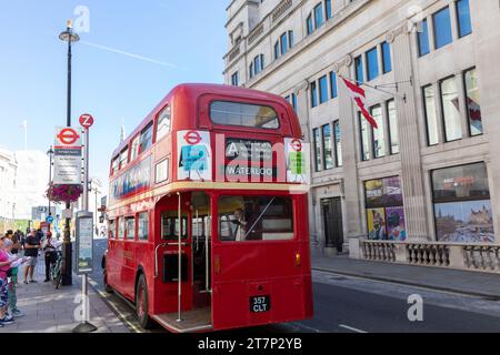 Londoner Doppeldeckerbus im alten Stil auf der Waterloo Bridge, London City Centre, England, UK, 2023 Stockfoto