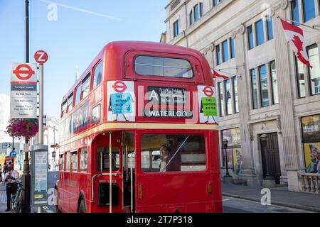 London routemaster Doppeldeckerbus im alten Stil auf der Waterloo Bridge, London City Centre, England, UK, 2023 Stockfoto