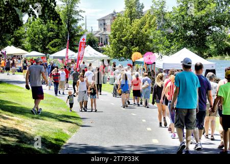 Idaho Falls, Idaho, USA 4. Juli 2016 Kinder und Erwachsene spazieren durch eine Gruppe von Händlerzelten bei einem Festival vom 4. Juli in einer mittelgroßen US-Gemeinde Stockfoto