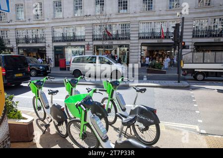 On-line Uber Elektrofahrräder zu mieten in Regent Street London, England, UK, 2023 Stockfoto