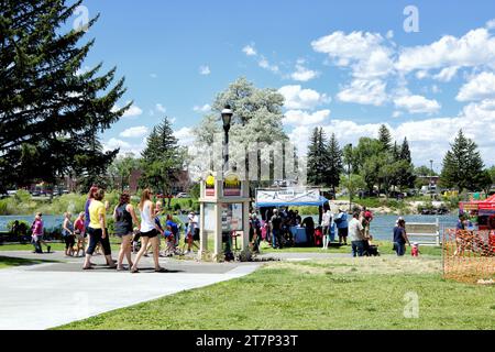 Idaho Falls, Idaho, USA 4. Juli 2016 Kinder und Erwachsene spazieren durch eine Gruppe von Händlerzelten bei einem Festival vom 4. Juli in einer mittelgroßen US-Gemeinde Stockfoto