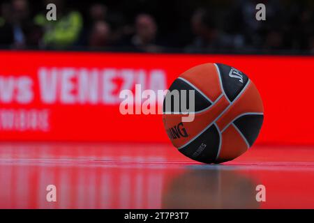 Mailand, Italien. November 2023. Euroleague Basketball während der EA7 Emporio Armani Milano gegen Anadolu Efes Istanbul, Basketball Euroleague Spiel in Mailand, Italien, 16. November 2023 Credit: Independent Photo Agency/Alamy Live News Stockfoto