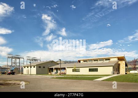 Das Lachsstützengebäude in Salmon, Idaho, mit einem Stahlträger-Trainingsturm, in dem Feuerwehrleute trainieren, um Waldbrände in mountai zu unterdrücken Stockfoto