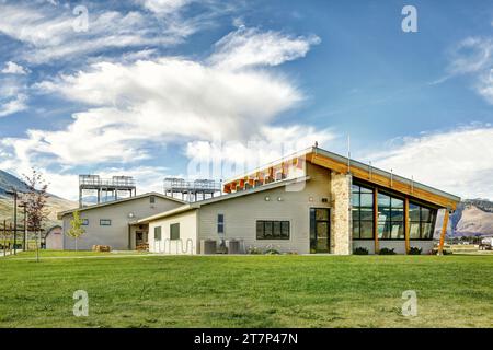 Das Lachsstützengebäude in Salmon, Idaho, mit einem Stahlträger-Trainingsturm, in dem Feuerwehrleute trainieren, um Waldbrände in mountai zu unterdrücken Stockfoto