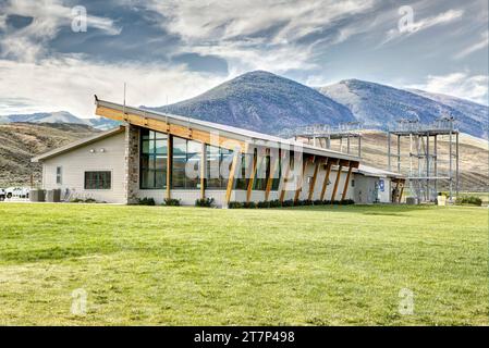 Das Lachsstützengebäude in Salmon, Idaho, mit einem Stahlträger-Trainingsturm, in dem Feuerwehrleute trainieren, um Waldbrände in mountai zu unterdrücken Stockfoto