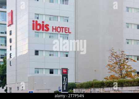 Parque das Nacos, Lissabon, Portugal, 15. November 2023, Hotel Ibis Lisboa Parque das Nações, im Zentrum gelegen, mit Parkplätzen und 152 Zimmern Stockfoto