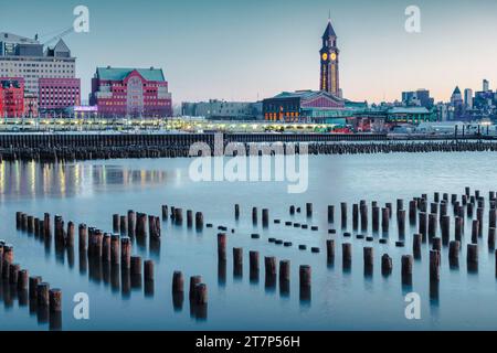 Uferpromenade und Bahnhof Erie Lackawanna in Hoboken, New Jersey, USA bei Sonnenaufgang Stockfoto