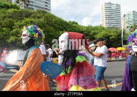 Salvador, Bahia, Brasilien - 11. Februar 2023: Maskierte Gruppe von Maragojipen werden während Fuzue, vor dem Karneval in Salvador, Bahia, gesehen. Stockfoto