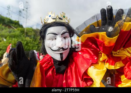 Salvador, Bahia, Brasilien - 11. Februar 2023: Maskierte Gruppe von Maragojipen werden während Fuzue, vor dem Karneval in Salvador, Bahia, gesehen. Stockfoto