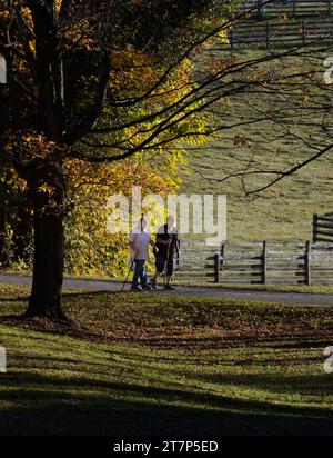 Zwei ältere Frauen machen einen Herbstspaziergang auf dem beliebten Naturpfad Virginia Creeper in Abingdon, Virginia. Stockfoto