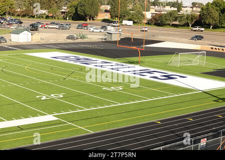 Ein neu renoviertes High School Fußballfeld mit neuem Kunstrasen. Stockfoto