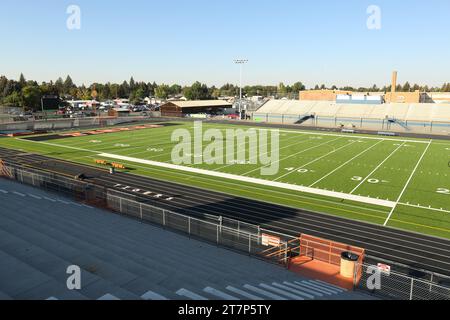 Ein neu renoviertes High School Fußballfeld mit neuem Kunstrasen. Stockfoto