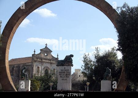 Manduria, Italien. Blick von der Piazza Vittorio Emanuele II. Mit dem Kriegsdenkmal vorne und der Chiesa di San Francesco hinten. Stockfoto