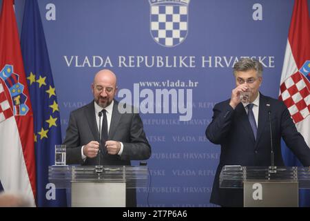 Kroatien, Zagreb, 161123. Der kroatische Premierminister Andrej Plenkovic ist Gastgeber bilateraler Treffen und Arbeitsessen, an denen der Präsident des Europäischen Rates Charles Michel, der Premierminister der Italienischen Republik Giorgia Meloni, der Premierminister der Republik Malta Robert Abela, Premierminister der Republik Polen Mateusz Morawiecki und Generalsekretärin des Europäischen Rates Therese Blanchet. Das Thema des Arbeitsessens ist die Fortsetzung der Diskussion über das neue strategische Programm der EU. Foto: Ranko Suvar/CROPIX Copyright: XxRankoxSuvarx/xCROPIXx michel plenkovi Stockfoto