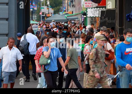 Eine vielfältige Menschenmenge, hauptsächlich Chinesen und asiatische Amerikaner, in der Innenstadt von Flushing, 法拉盛華埠, 華裔美國人, 紐約, New York City, September 2022. Stockfoto