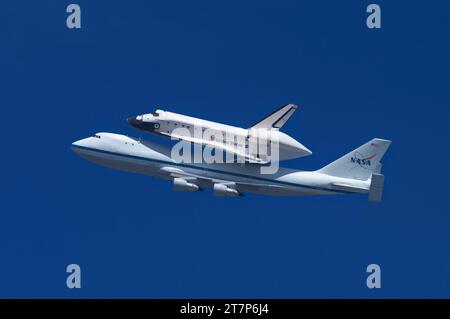 Das NASA Space Shuttle Endeavour wird zum letzten Mal auf einem Shuttle-Trägerflugzeug gezeigt, das über das Jet Propulsion Laboratory fliegt. Stockfoto