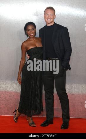 London, Großbritannien. November 2023. Greg Rutherford und Gast nehmen an der „Napoleon“ UK Premiere am Odeon Luxe Leicester Square in London, England, Teil. (Foto: Fred Duval/SOPA Images/SIPA USA) Credit: SIPA USA/Alamy Live News Stockfoto