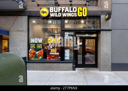 Buffalo Wild Wings GO, 455 Park Ave S, New York, NYC, Foto eines schnellen, ungezwungenen Chicken Wings Restaurants in Midtown Manhattan. Stockfoto