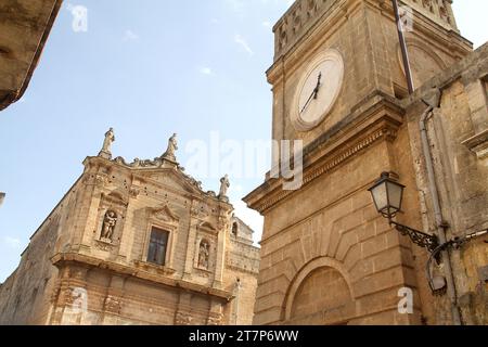 Manduria, Italien. Der Torre della Porticella aus dem 19. Jahrhundert und die Chiesa di San Benedetto aus dem 16. Jahrhundert. Stockfoto