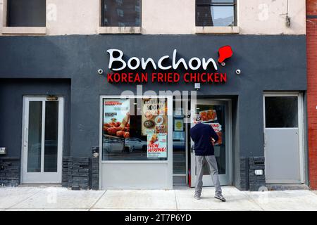 Bonchon, 367 1st Ave, New York, NYC, Ladenfront eines koreanischen Restaurants mit gebratenem Huhn in Manhattans East Side. Stockfoto