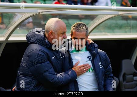 Australischer Cheftrainer Graham Arnold spricht mit Jamie Maclaren aus Australien vor dem AFC-Qualifikationsspiel 2026 zwischen Australien und Bangladesch . Australien gewann das Spiel mit 7:0. Stockfoto