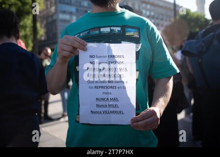 Buenos Aires, Argentinien. November 2023. Die Mütter und Großmütter der Plaza de Mayo machen ihre traditionellen Runden, um an die Disapplation von 30.000 zu erinnern. Stockfoto