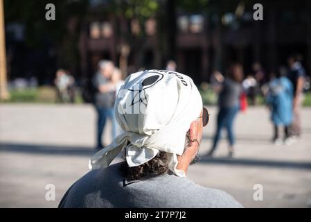 Buenos Aires, Argentinien. November 2023. Die Mütter und Großmütter der Plaza de Mayo machen ihre traditionellen Runden, um an die Disapplation von 30.000 zu erinnern. Stockfoto