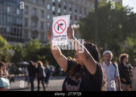 Buenos Aires, Argentinien. November 2023. Die Mütter und Großmütter der Plaza de Mayo machen ihre traditionellen Runden, um an die Disapplation von 30.000 zu erinnern. Stockfoto