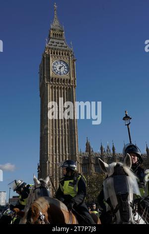 Freier palästinensermarsch durch das Zentrum Londons. Der marsch begann im Hyde Park und endete in der US-Botschaft. Es gab mehrere Polizisten in der Nähe von Westminster Stockfoto