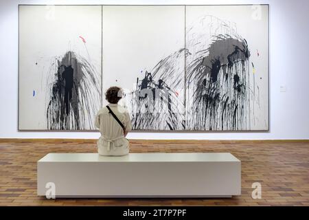 Besucher des Kunstmuseums, Joan Miró Künstler Triptychon Malerei, Feuerwerk I, Feuerwerk II und III Gemälde, Fundació Joan Miró, Barcelona, Katalonien, Spanien Stockfoto