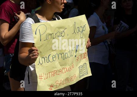 Salvador, Bahia, Brasilien - 30. Mai 2019: Studenten protestieren in der Stadt gegen die Kürzungen der brasilianischen Bildung durch Präsident Jair Bolsonaro Stockfoto