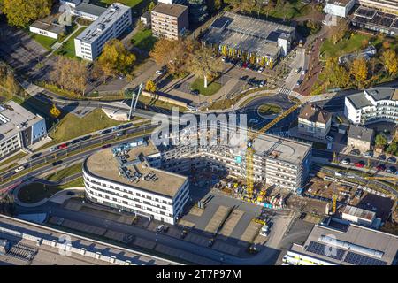 Luftbild, Ärztehaus Pferdebachstraße mit Baustelle und Neubau eines Erweiterungsbaus, neuer Kreisverkehr und neue Radwegbrücke Rheinischer Esel über die Pferdebachstraße, Ortsteil Sonnenschein, Witten, Ruhrgebiet, Nordrhein-Westfalen, Deutschland ACHTUNGxMINDESTHONORARx60xEURO *** Luftaufnahme, Ärztezentrum Pferdebachstraße mit Baustelle und Neubau, neuer Verkehrskreis und neuer Radwegebrücke Rheinischer Esel über Pferdebachstraße, Bezirk Sonnenschein, Witten, Ruhrgebiet, Nordrhein-Westfalen, Deutschland ACHTUNGxMINDESTHONORARx60xEURO Stockfoto