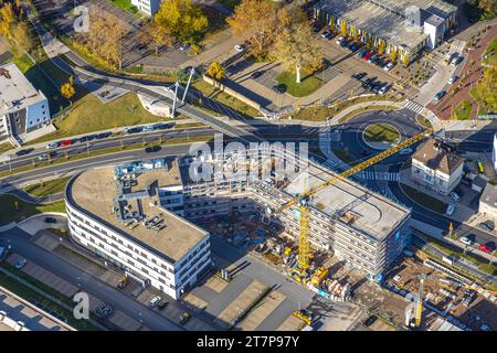 Luftbild, Ärztehaus Pferdebachstraße mit Baustelle und Neubau eines Erweiterungsbaus, neuer Kreisverkehr und neue Radwegbrücke Rheinischer Esel über die Pferdebachstraße, Ortsteil Sonnenschein, Witten, Ruhrgebiet, Nordrhein-Westfalen, Deutschland ACHTUNGxMINDESTHONORARx60xEURO *** Luftaufnahme, Ärztezentrum Pferdebachstraße mit Baustelle und Neubau, neuer Verkehrskreis und neuer Radwegebrücke Rheinischer Esel über Pferdebachstraße, Bezirk Sonnenschein, Witten, Ruhrgebiet, Nordrhein-Westfalen, Deutschland ACHTUNGxMINDESTHONORARx60xEURO Stockfoto