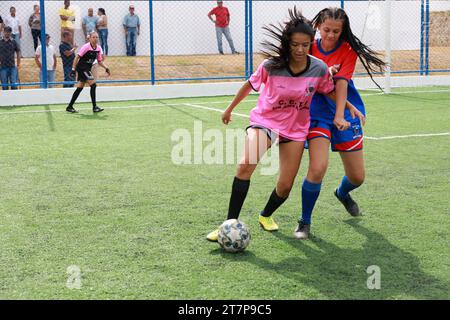 bom jesus da serra, bahia, brasilien - 6. november 2023: Mädchen spielen Fußball auf einem Kunstrasenplatz. Stockfoto