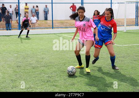 bom jesus da serra, bahia, brasilien - 6. november 2023: Mädchen spielen Fußball auf einem Kunstrasenplatz. Stockfoto