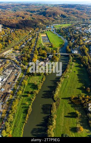 Luftbild, Fluss Ruhr im Ruhrtal mit Ruhrbrücke Bommern und Ruhr-Viadukt-Witten Eisenbahnbrücke, herbstliche Uferbepflanzung an der Ruhraue, Wassergewinnungsanlage Apfelweide, Blick zum Steinbruch Wartenberg und Herbstwald Ardeygebirge mit Fernsicht, Witten, Ruhrgebiet, Nordrhein-Westfalen, Deutschland ACHTUNGxMINDESTHONORARx60xEURO *** Ruhr im Ruhrtal mit Ruhrbrücke Bommern und Ruhrviadukt Witten Eisenbahnbrücke, herbstliche Flusspflanze an der Ruhraue, Wassergewinnungsanlage Apfelweide, Blick auf den Steinbruch Wartenberg und Herbstwald Ardeygebirge mit Distanz Stockfoto