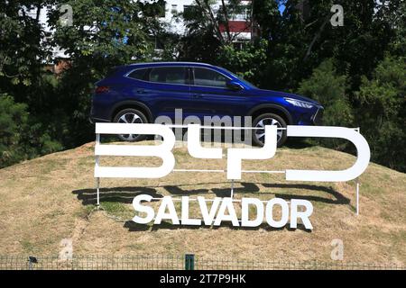 salvador, bahia, brasilien - 11. oktober 2023: Ansicht eines Händlers des Elektro- und Hybridwagenherstellers BYD in der Stadt Salvador. Stockfoto