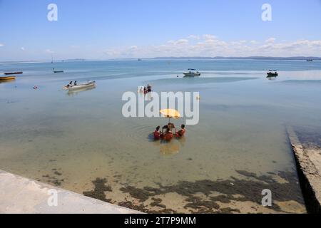 itaparica, bahia, brasilien - 13. oktober 2023: Blick auf einen Strand auf der Insel Itaparica. Stockfoto