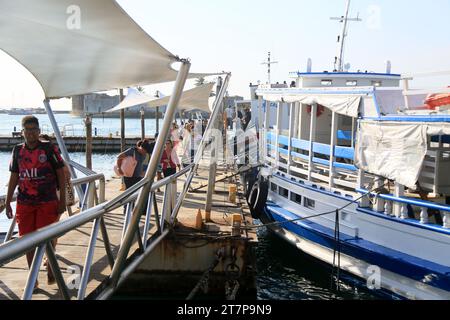 vera cruz, bahia, brasilien - 13. oktober 2023: Passagiere, die mit einem Boot von Mar Grande nach Salvador durch die Gewässer von Baia de Todos os Santo überqueren Stockfoto