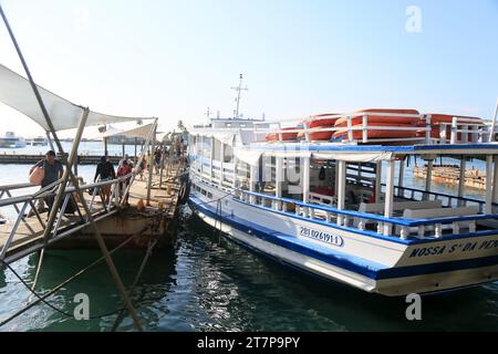 vera cruz, bahia, brasilien - 13. oktober 2023: Passagiere, die mit einem Boot von Mar Grande nach Salvador durch die Gewässer von Baia de Todos os Santo überqueren Stockfoto