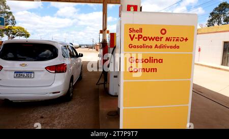 porto seguro, bahia, brasilien - 20. oktober 2023: Tankstellenbetreiber betankt Benzin und Fahrzeug an einer Tankstelle Stockfoto