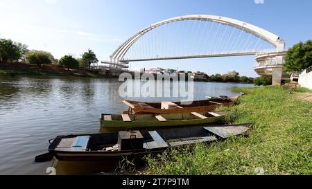 santa maria da vitoria, bahia, brasilien - 23. oktober 2023: Fußgängerweg mit Kabelbefestigung im westlichen Bahia. Stockfoto