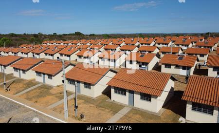 santa maria da vitoria, bahia, brasilien - 23. oktober 2023: Blick auf eine Eigentumswohnung mit beliebten Häusern aus dem Minha Casa, Minha Vida Programm im Bundesstaat Stockfoto