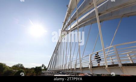 santa maria da vitoria, bahia, brasilien - 23. oktober 2023: Fußgängerweg mit Kabelbefestigung im westlichen Bahia. Stockfoto