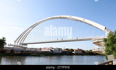 santa maria da vitoria, bahia, brasilien - 23. oktober 2023: Fußgängerweg mit Kabelbefestigung im westlichen Bahia. Stockfoto