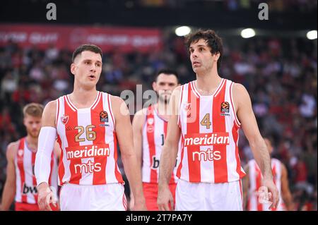 Piräus, Lombardei, Griechenland. November 2023. 4 MILOS TEODOSIC mit 26 NEMANJA NEDOVIC von Crvena Zvezda Meridianbet Belgrad während der Euroleague, Runde 9, Spiel zwischen Olympiacos Piräus und Crvena Zvezda Meridianbet Belgrad im Stadion Frieden und Freundschaft am 16. November 2023 in Piräus, Griechenland. (Kreditbild: © Stefanos Kyriazis/ZUMA Press Wire) NUR REDAKTIONELLE VERWENDUNG! Nicht für kommerzielle ZWECKE! Stockfoto