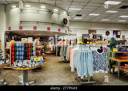 Kleidung hängt an Regalen oder wird in einem modernen Supergeschäft mit Fred Meyer auf Tischen ausgestellt. Stockfoto