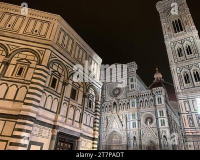 Teilweiser Blick auf die Kathedrale von Santa Maria del Fiore und das Baptisterium von San Giovanni bei Nacht, Florenz, Italien Stockfoto